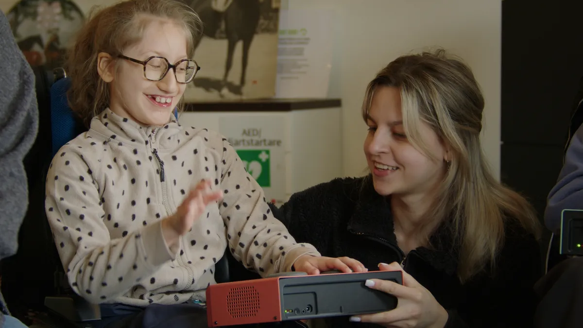 Elev och pedagog spelar tillsammans på ett Funki-instrument